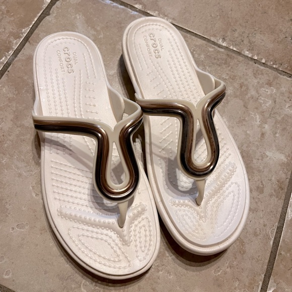 WOMEN’S Crocs Sanrah Metalblock Flat Flip White Size 7 dual comfort sandals - Picture 2 of 5